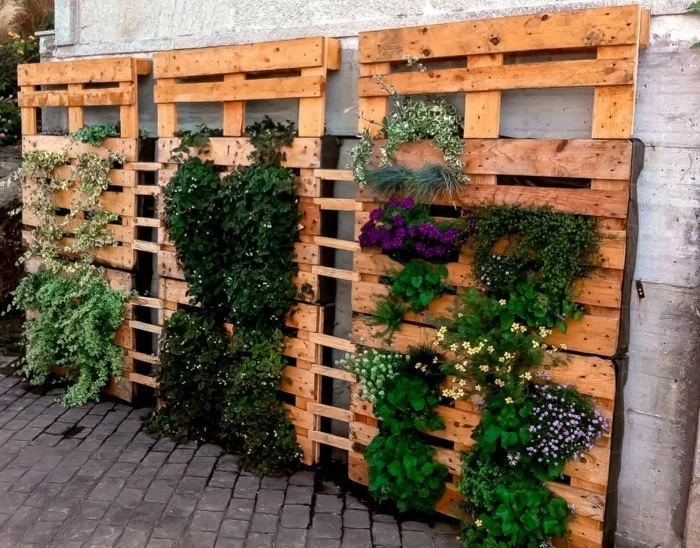 günstige Gartenideen - Wanddeko mit Paletten und Pflanzen 