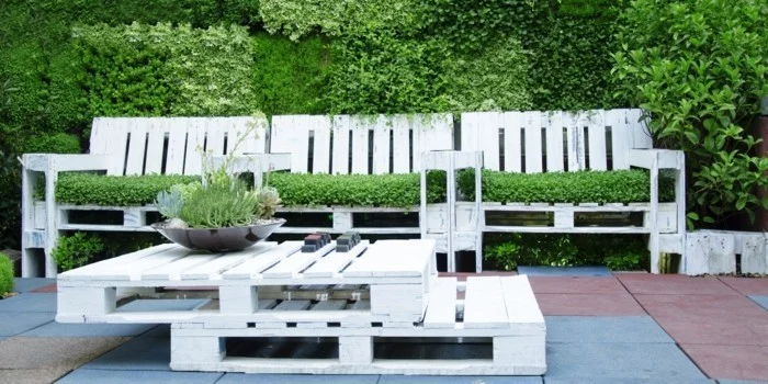 weiße DIY Gartenmöbel aus Europaletten 