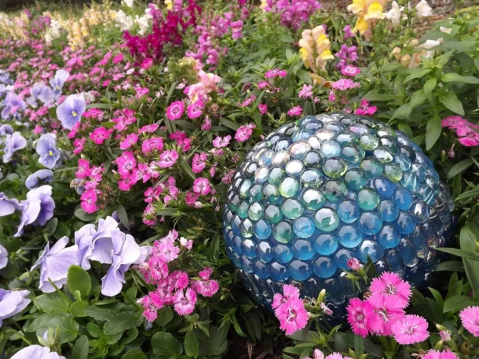Gartendeko mit Glasperlen und Blumen 