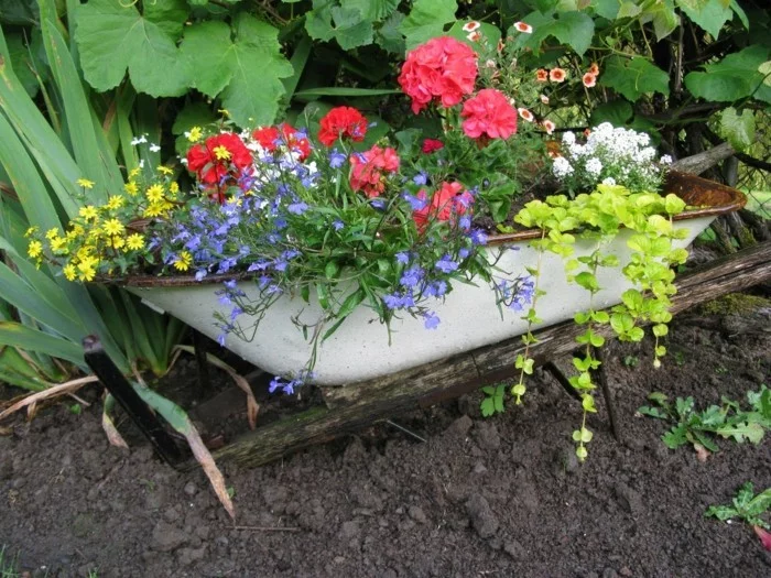 Upcycling Gartendeko mit Schubkarre und Blumen 