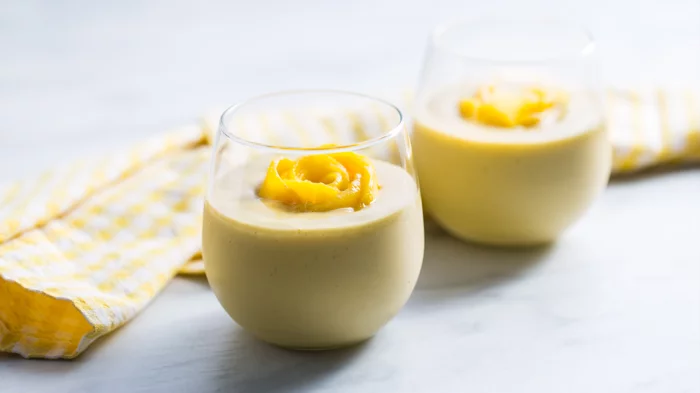 gesunde frühstücksideen joghurt with mango