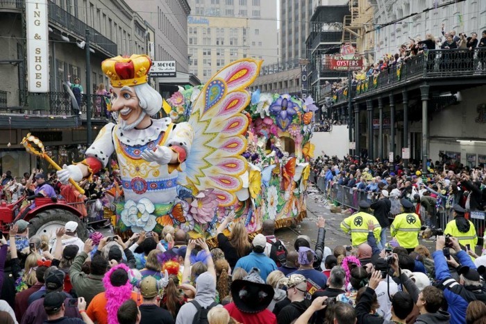 Strassenszenen aus Mardi Gras in New Orleans
