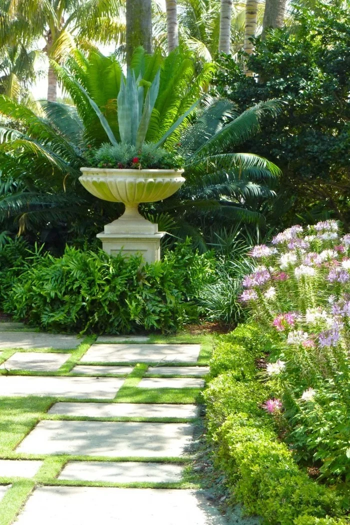 mediterrane Gartengestaltung mit einem Gartenbrunnen und Gartenweg aus Beton