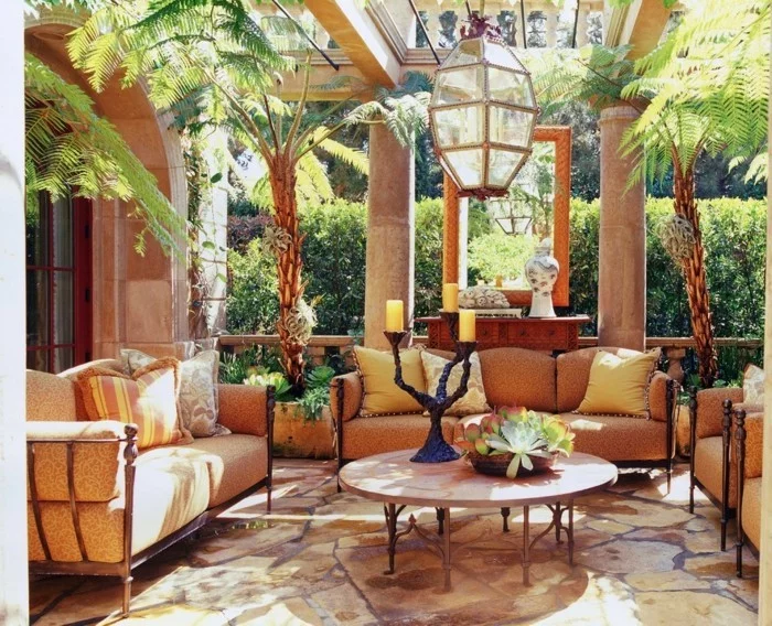 mediterrane Gartengestaltung mit einem bequemen Erholungsbereich im spanischen Stil