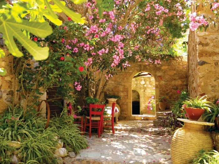 mediterrane Gartengestaltung mit vielen Pflanzen und Steinen