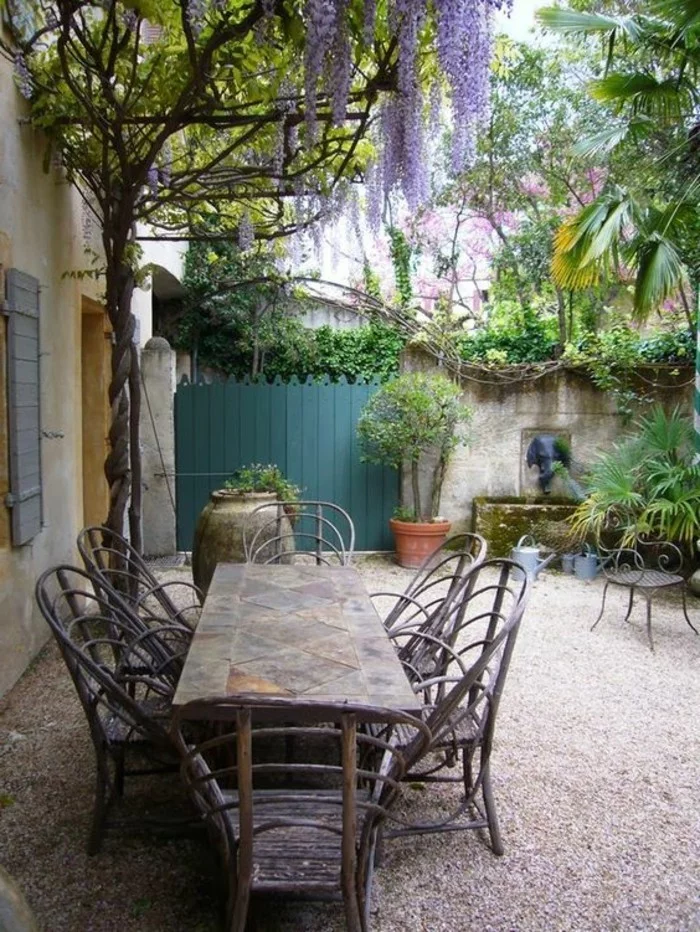 mediterrane Gartengestaltung mit funktionalen Gartenmöbeln und Kies