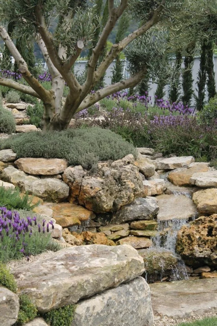 naturnahe Gartengestaltung mit Steinen und fließendem Wasser