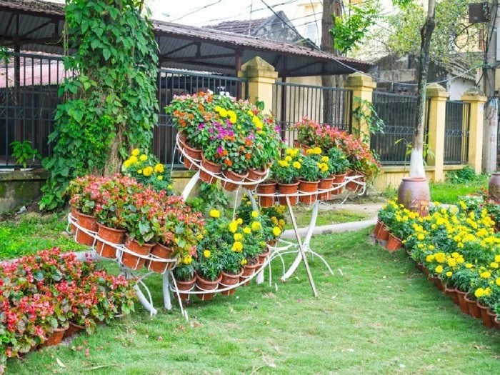 schöne gärten garten mit blumen dekorieren