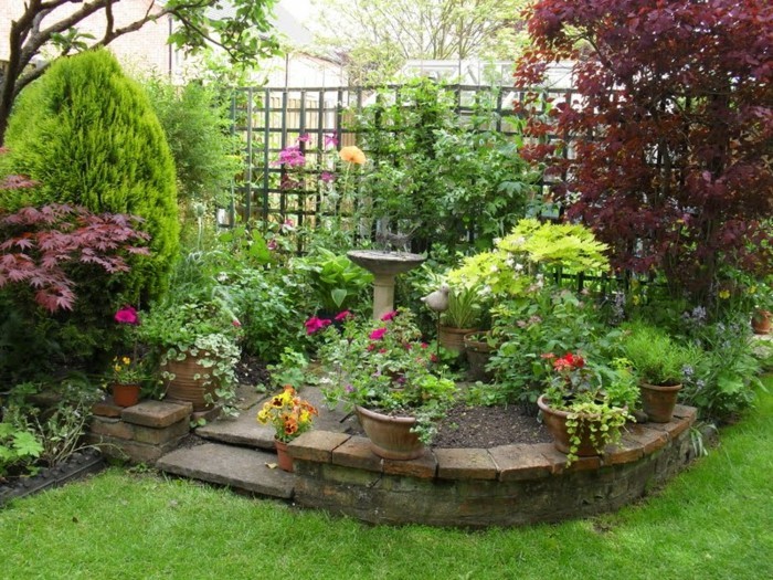 schöne gärten hinterhof mit wasser und pflanzen