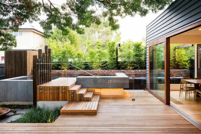 schöne gärten moderner vorgarten mit holzbodenbelag