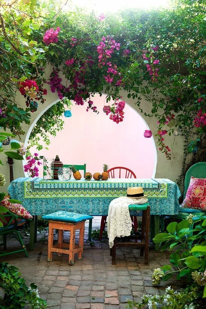 schöne Gärten - Sitzecke mit farbigen Textilien