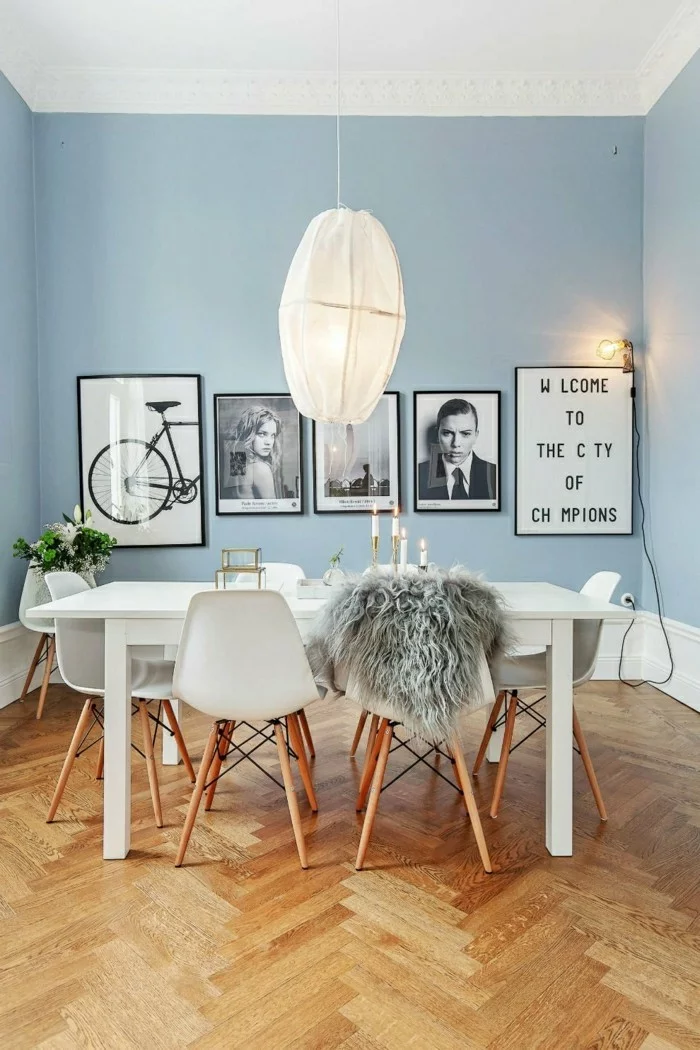 skandinavisches design im esszimmer weißes möbel set und hellblaue wände