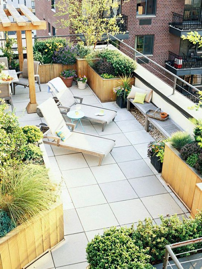 terrassengestaltung frische stimmung und schöne pflanzen