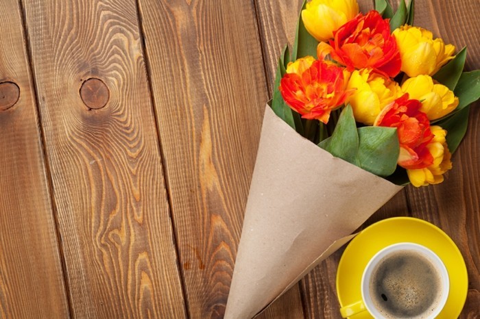 tulpen und kaffee als ueberraschung
