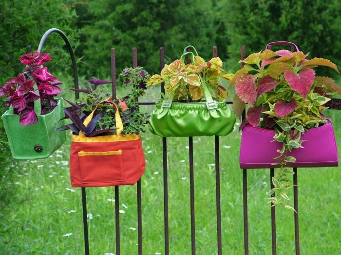 günstige Gartendeko - Blumentöpfe aus alten Taschen am Zaun 
