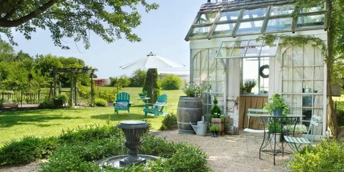 günstige Gartenideen - mit Gartenmöbeln und Weinfass