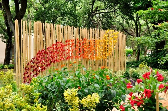 Gartenzaun mit farbigen Origami Figurchen 