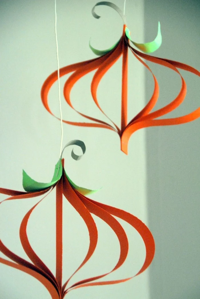 kreative Hängedeko in Form von Kürbissen aus Papier