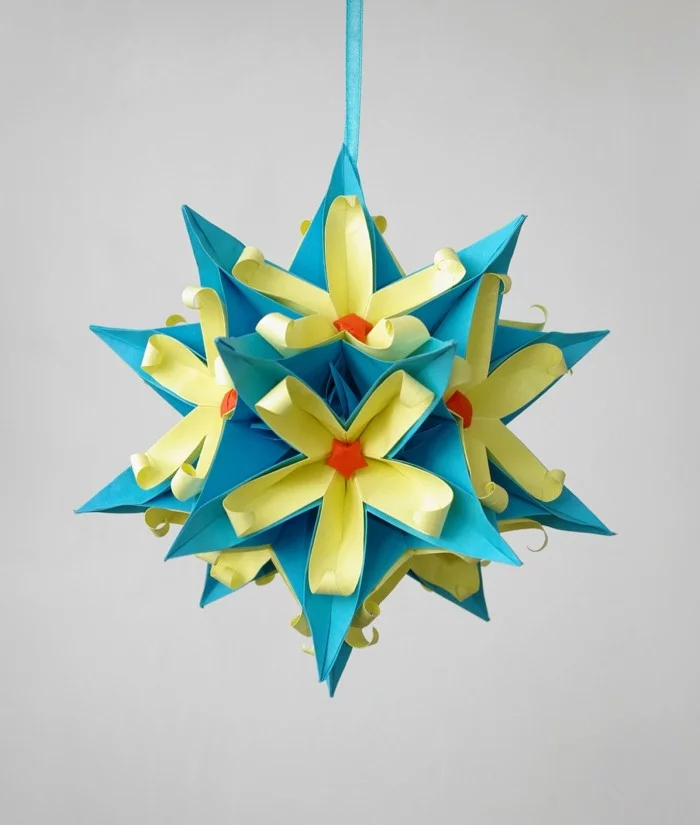 hängende Deko aus Papier in Form von einem Stern dekoriert mit Blumen