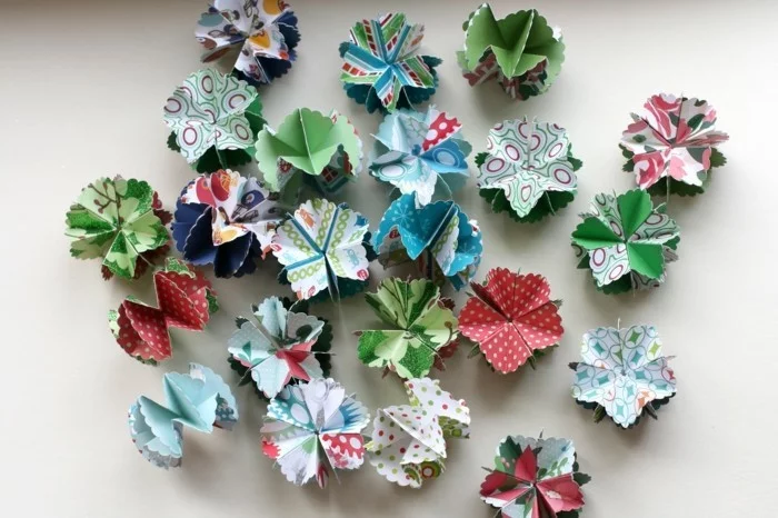 weihnachtliche Papierdekoration in Form von Blüten
