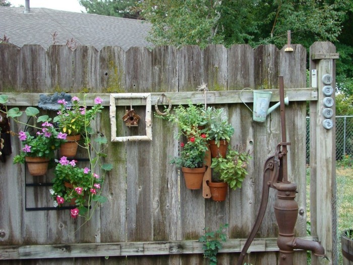 Über 30 Deko Ideen für den Gartenzaun, die Freude bereiten