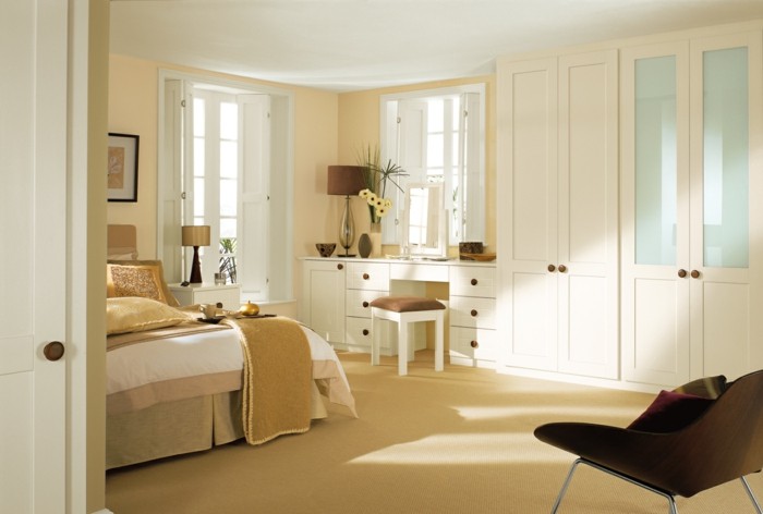 schöne wohnideen moderne schränke im schlafzimmer und teppichboden für mehr gemütlichkeit