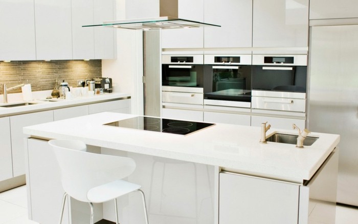 schöne wohnideen moderne schränke in der küche und funktionale kücheninsel in weiß