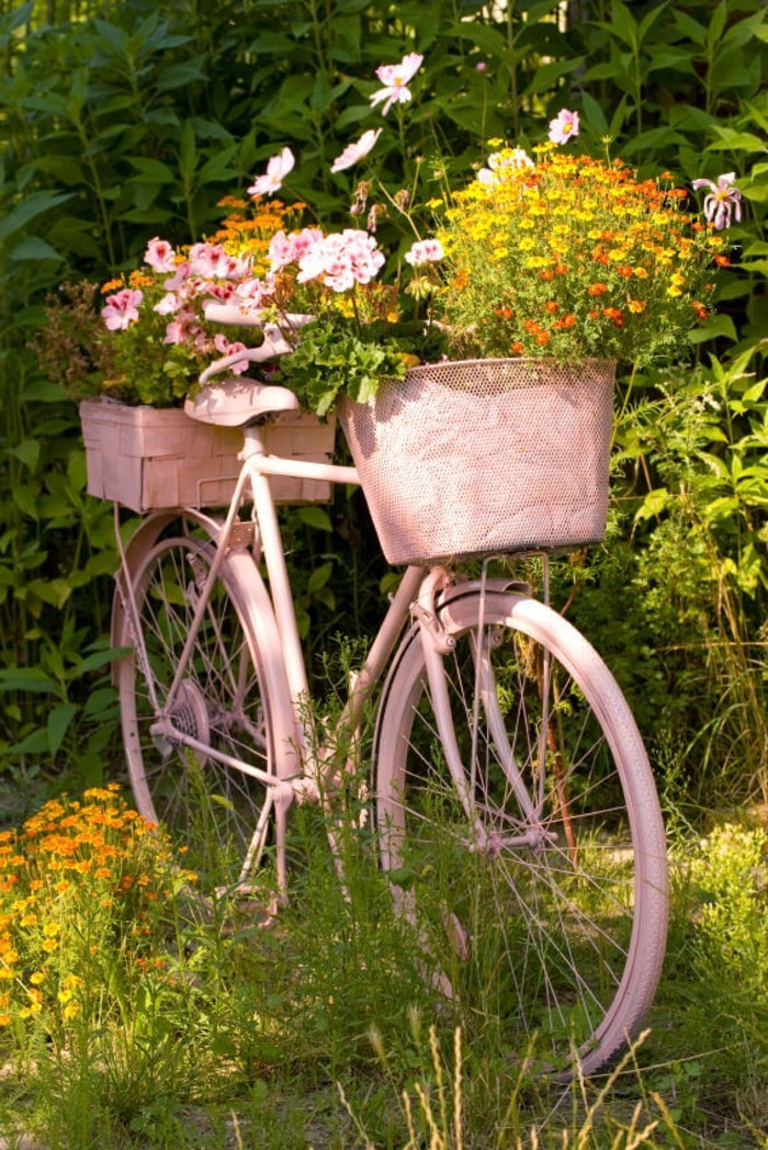 gartengestaltung ideen ausgefallene pflanzenbehälter fahrrad in hellrosa