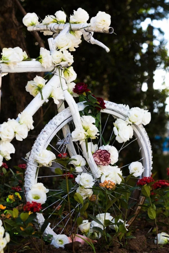 gartengestaltung ideen charmante gartenideen mit fahrrad als pflanzenbehälter