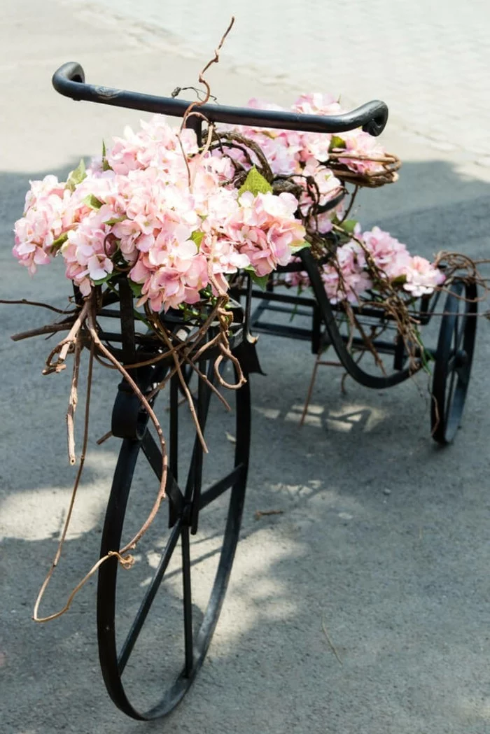 gartengestaltung ideen charmanter garten mit fahrrad pflanzenbehälter