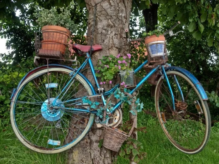 gartengestaltung ideen fahrrad an den baum befestigen kreative pflanzenbehälter