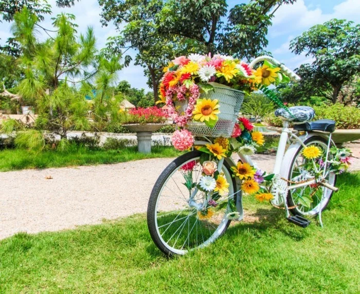 gartengestaltung ideen fahrrad mit blumn dekorieren und als pflanzenbehälter benutzen