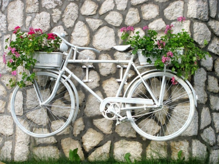 gartengestaltung ideen kreative gartenideen mit fahrrädern fahrrad pflanzenbehälter an die wand befestigen