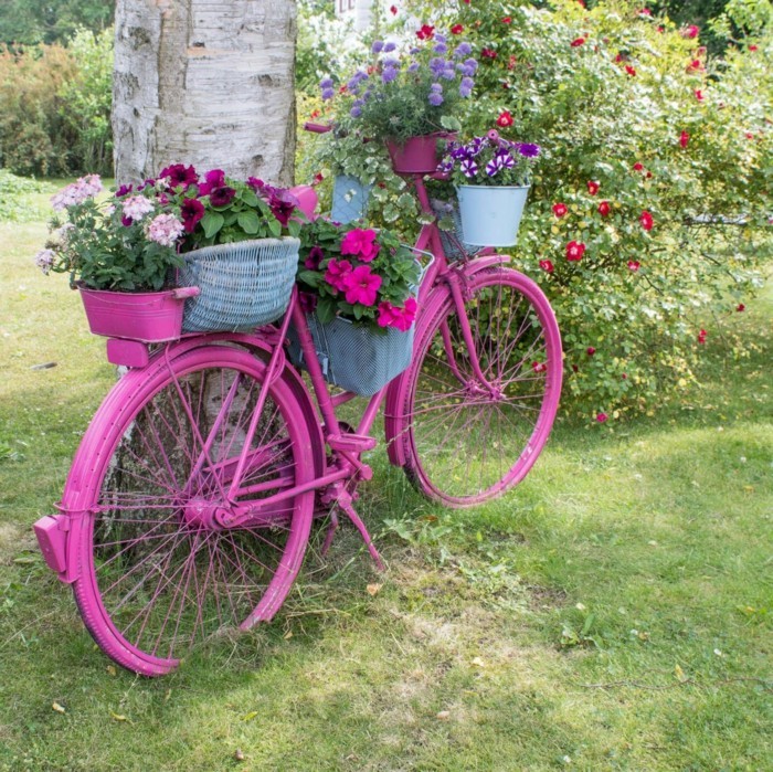 gartengestaltung ideen lila fahrrad als pflanzenbehälter mit mehreren blumentöpfen