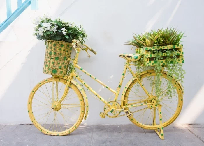 gartengestaltung ideen lustiger pflanzenbehälter altes fahrrad