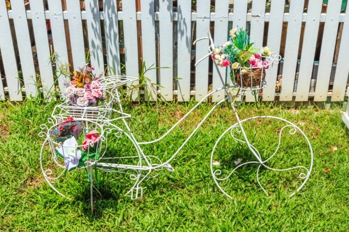 gartengestaltung ideen vintage fahrrad als schöner pflanzenbehälter im hinterhof