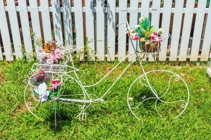 gartengestaltung ideen vintage fahrrad als schöner pflanzenbehälter im hinterhof