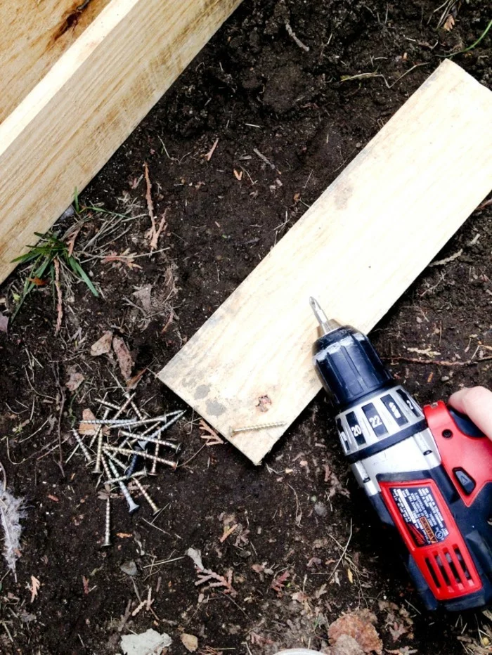 Gartenzaun selber bauen - Holzplanke und Schraube