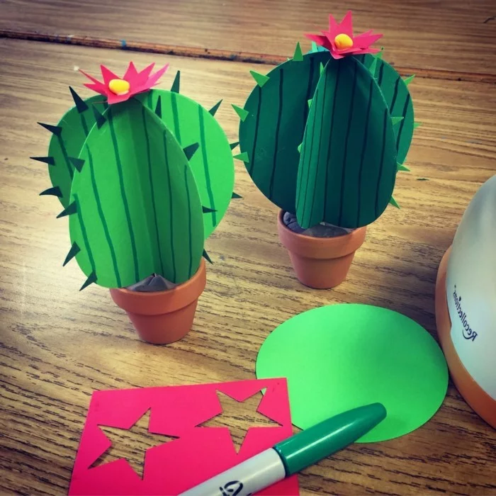Kaktusse aus Bastelpapier dekoriert mit niedlichen Blüten