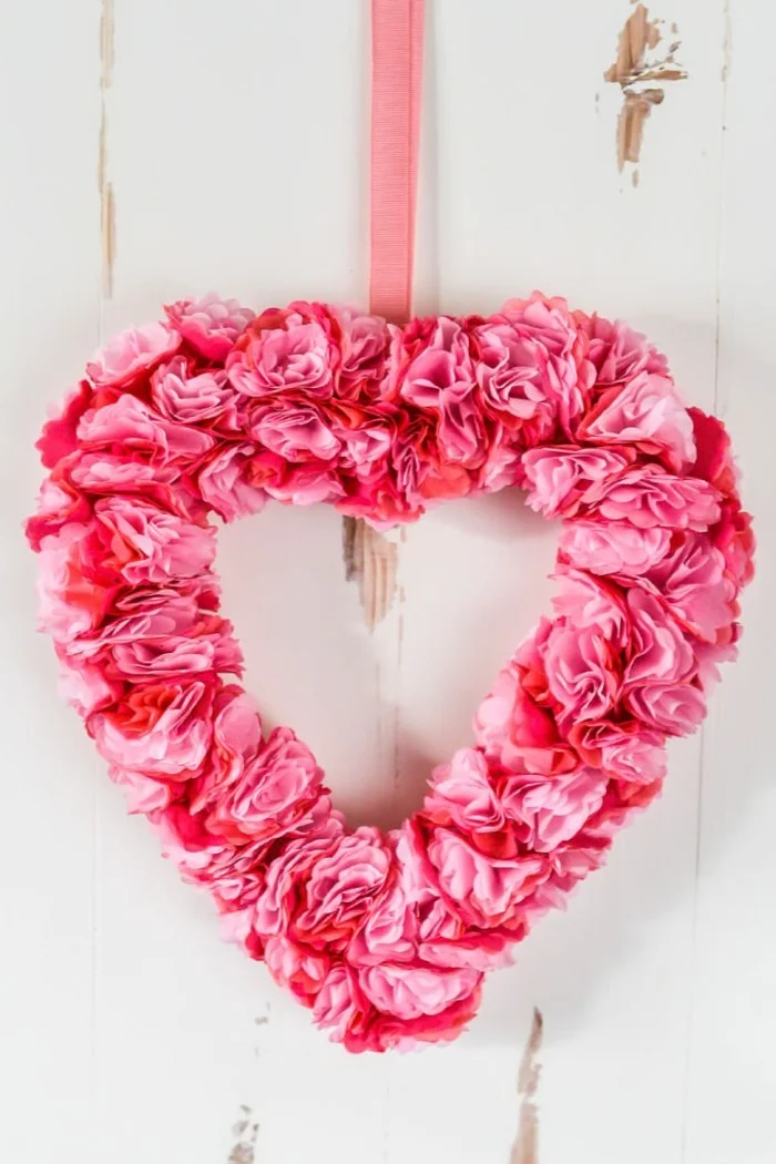 ausgefallener Dekokranz aus Papierblumen in Form von einem Herzen