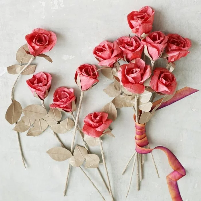 Rosen aus Krepppapier basteln und zu einem Blumenstrauß machen