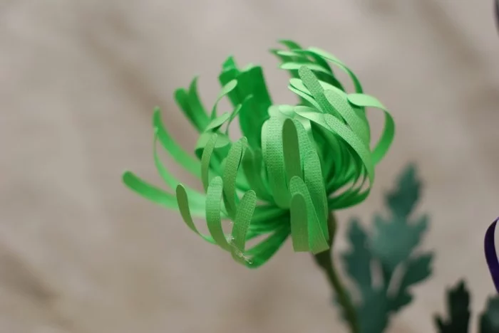 schöne Blumen aus grünem Bastelpapier basteln 