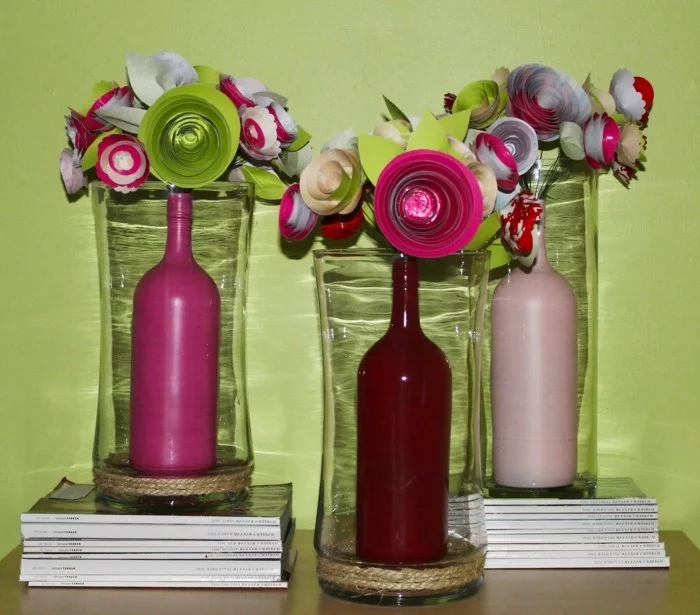 kreative Dekoidee mit Papierblumen in Flaschen und Gläsern