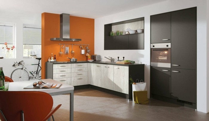 küche l-form orange akzentwand und schöne bodenfliesen