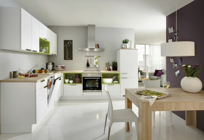 küche l-form weiße küchenschränke und weißer bodenbelag mit grünen akzenten