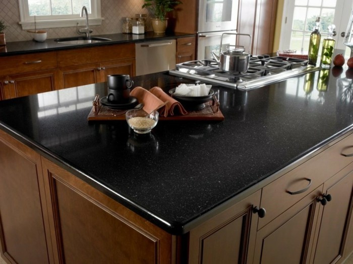 küchengestaltung quarzstein arbeitsfläche in schwarz und stilvolle küchenschränke