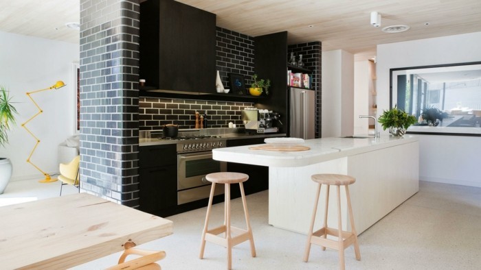 modern wohnen weiße kücheninsel und schwarze wandfliesen