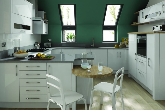 moderne küche in g form weiße möbel und grüne wände