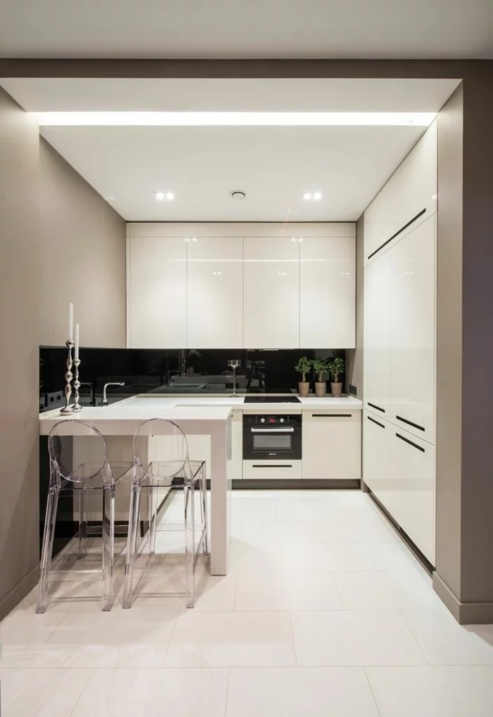 moderne küche mit schwarzer küchenrückwand und weißem bodenbelag
