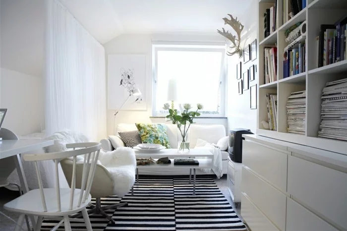 modernes wohnen im skandinavischen stil streifenteppich und blumenmuster